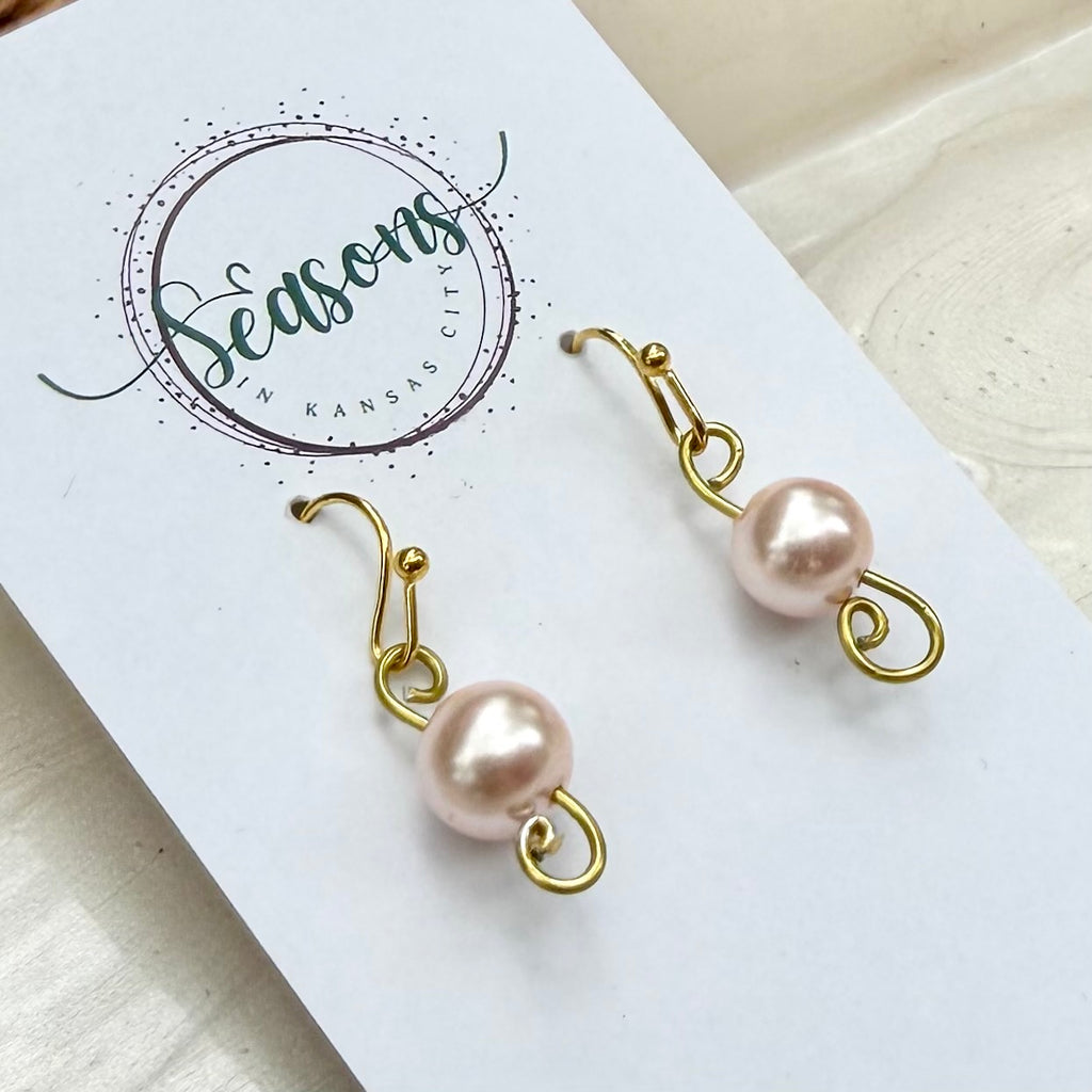 Pearl | Shell Pink Dangles | Spring
